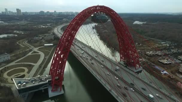 A légi felvétel a modern Zhivopisny hídja alatt a Moszkva-folyóra. Moscow, Oroszország. — Stock videók