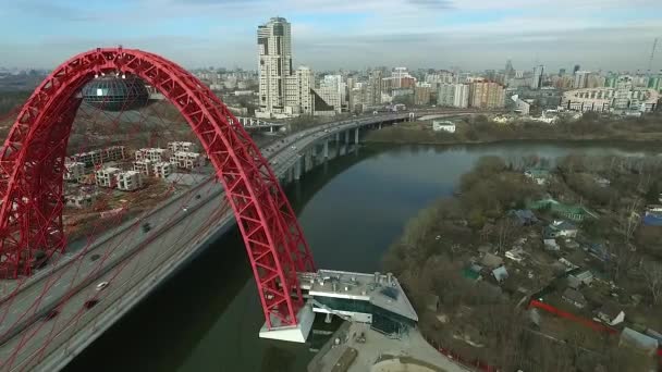 Vue aérienne du pont moderne à haubans Zhivopisny sur la rivière Moskva. Moscou, Russie . — Video
