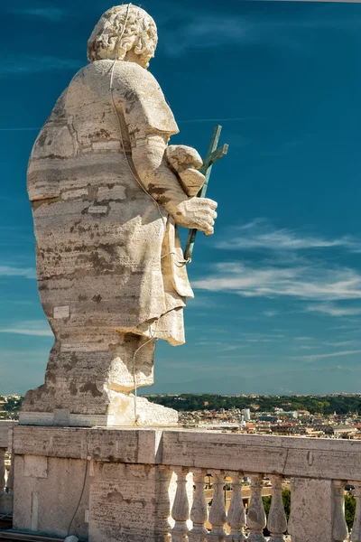 Estátua do Apóstolo no telhado da Basílica de São Pedro em R — Fotografia de Stock