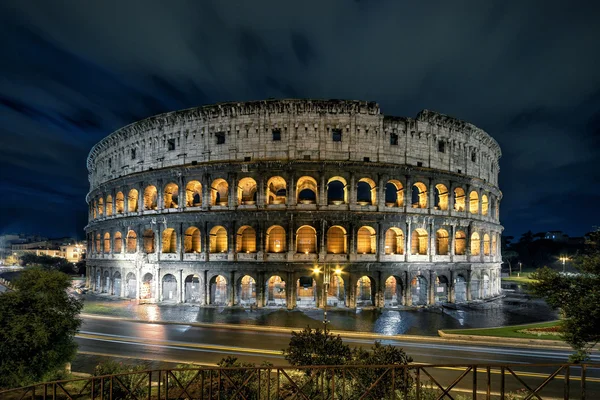 Colosseum (Colosseum) på natten, Rom — Stockfoto