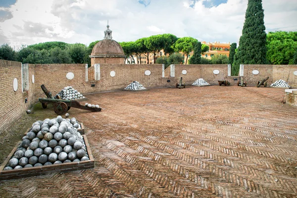 Cañones medievales en la torre del Castel Sant 'Angelo, Roma —  Fotos de Stock