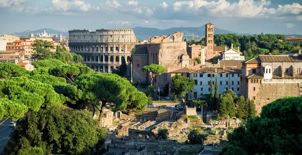 Foro Romano y Coliseo en la distancia, Roma —  Fotos de Stock