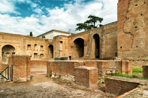 Rovine del palazzo imperiale sul Colle Palatino a Roma — Foto Stock