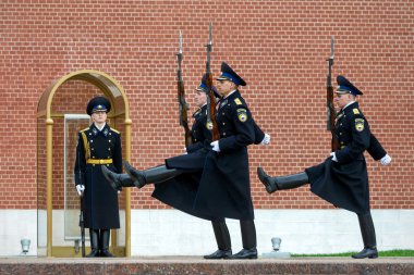 Onur bekçi töreni bilinmeyen türbesi, değiştirme 