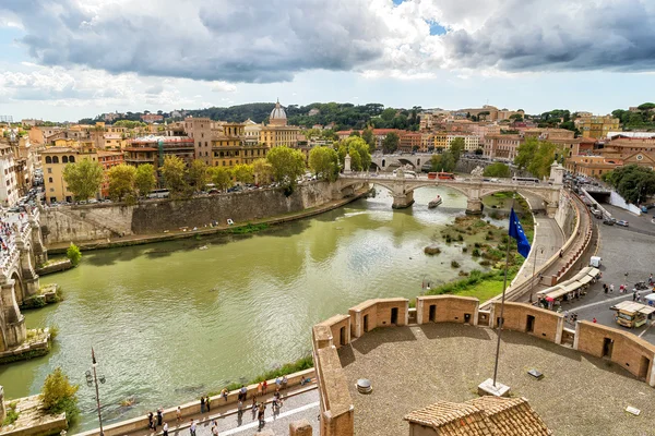 Rome stadsgezicht met de rivier de Tiber — Stockfoto