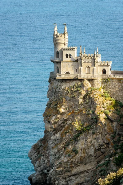 Castello di nido di rondine sulla roccia in Crimea — Foto Stock