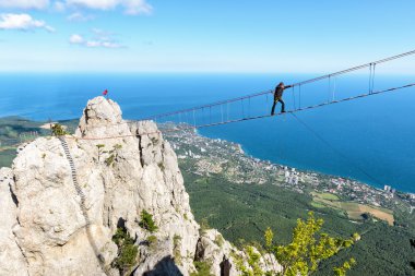 Halat köprü üzerinde Mount Ai-Petri, Crimea üzerinde yürüyen turist