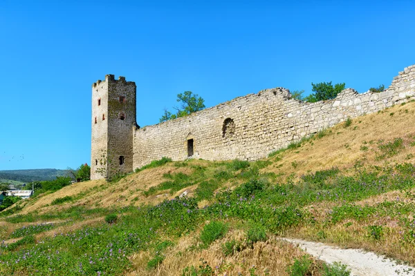 Antika Genua fästning i staden Feodosia, Crimea — Stockfoto