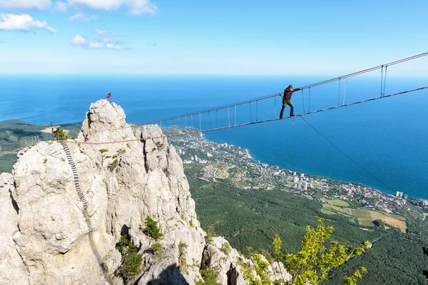 Turist går på repet bridge på Mount Ai-Petri, Crimea — Stockfoto