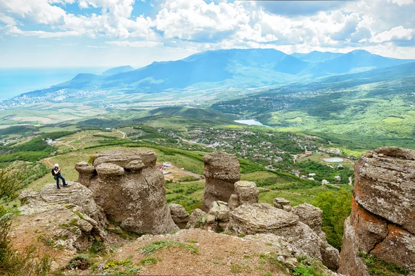 A formáció, a Krím-félszigeten a Demerdji-hegy idegenforgalmi — Stock Fotó