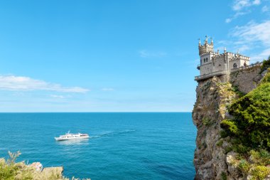Kale kırlangıç yuva Crimea'da kayaya