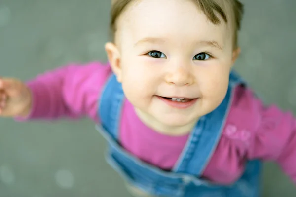 Bom bebê alegre olhando para cima — Fotografia de Stock