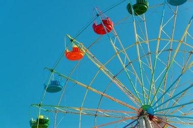 renkli bir dönme dolap