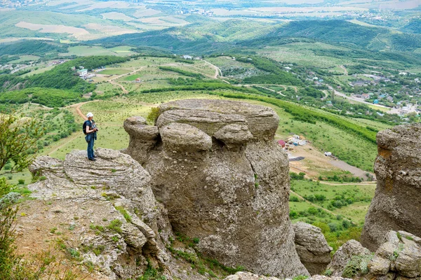Fiatal nő a kialakulását a Demerdji hegy, Crimea — Stock Fotó