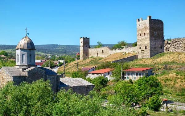 Pozůstatky janovské pevnosti v Feodosia, Krym — Stock fotografie