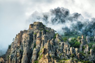 Demerdji dağın alçak yalancı bulutlar, Crimea ile