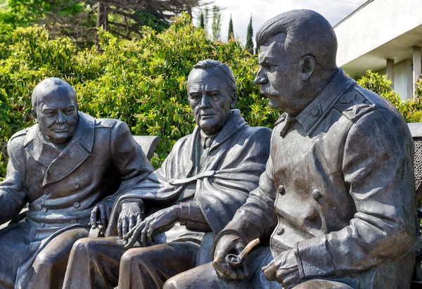 Estaline com Churchill e Roosevelt por Tsereteli no Palácio Livadia, Crimeia — Fotografia de Stock