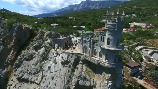 A légi felvétel a vár fecske fészek, a rock-Krím-félszigeten — Stock videók
