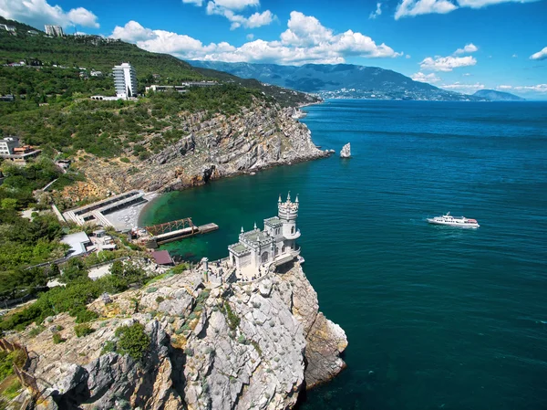 Castello Nido di rondine sulla roccia in Crimea — Foto Stock