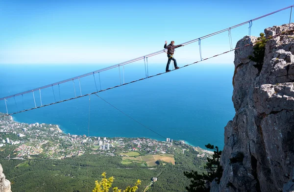 Turist går på repet bridge på Mount Ai-Petri, Crimea — Stockfoto