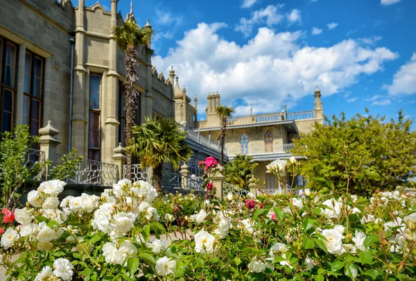 Garden at Vorontsov Palace in Crimea — Stock Photo, Image