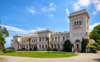 Livadia, Crimea - 17 Mayıs 2016: Yalta şehir yakınlarındaki Livadia Sarayı. Livadia Sarayı Kırım'son Rus Çarı, Nicholas II bir yaz geri çekilme olduğunu. Yalta Konferansı orada 1945'te gerçekleşti.