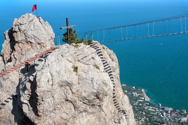 Il ponte di corda sul Monte Ai-Petri nel Crimea — Foto Stock