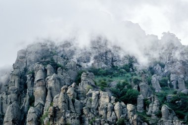Demerdji dağın alçak yalancı bulutlar, Crimea ile