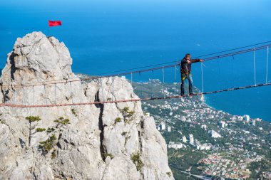 Halat köprü üzerinde Mount Ai-Petri, Crimea üzerinde yürüyen turist