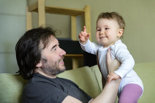 Feliz bebé juega con el padre en casa —  Fotos de Stock