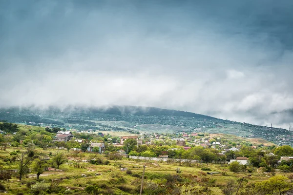 Miasto Feodosia z niskich chmur leżącego, Crimea — Zdjęcie stockowe