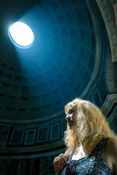 A beam of light illuminates a young woman in Pantheon, Rome — Stock Photo, Image