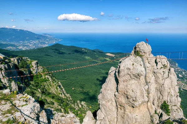 Веревочный мост на горе Ай-Петри в Крыму — стоковое фото