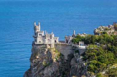 Kale kırlangıç yuva Crimea'da kayaya