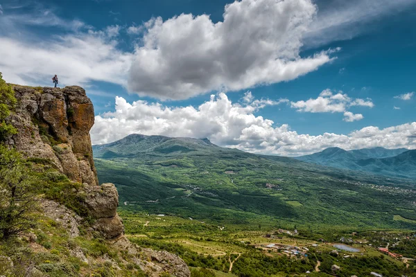 Turista na montanha Demerdji na Crimeia — Fotografia de Stock