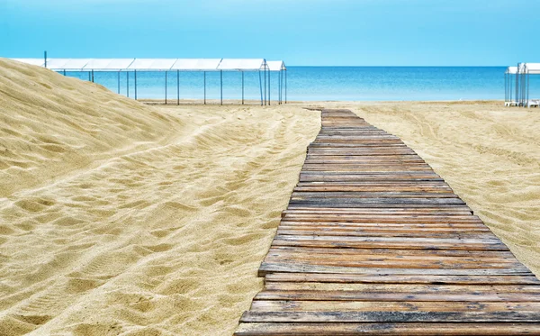 Caminho de madeira na praia — Fotografia de Stock