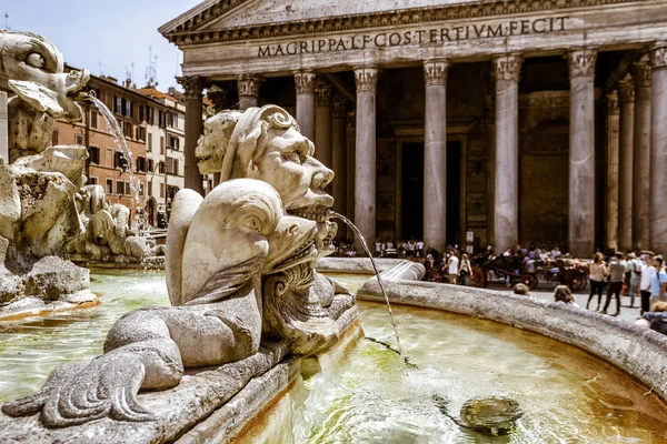 Fonte barroca em frente ao Panteão, Roma, Itália — Fotografia de Stock