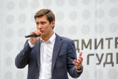 Seçmenlere, Moskova Devlet Duma milletvekili Dmitry Gudkov konuşuyor