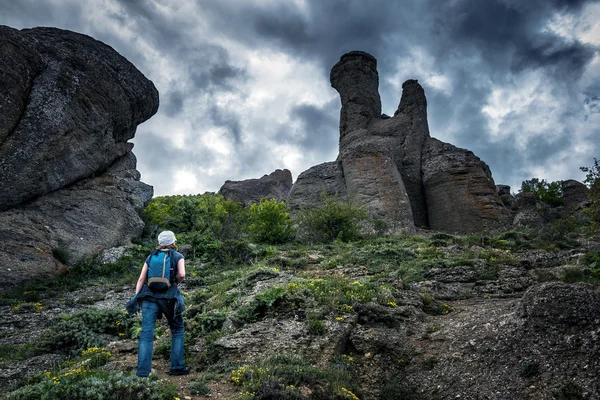 Kvinnlig turist klättra på berget Demerdji, Crimea — Stockfoto