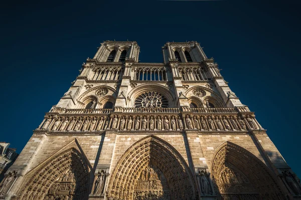 Vista inferior de la Catedral de Notre Dame de Paris — Foto de Stock