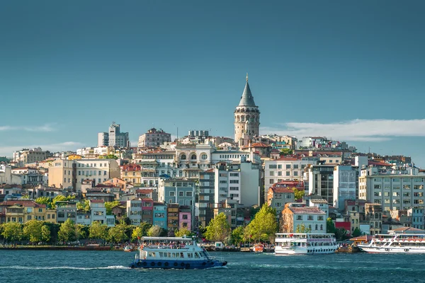 Galatská věž nad Zlatý roh v Istanbulu, Turecko — Stock fotografie