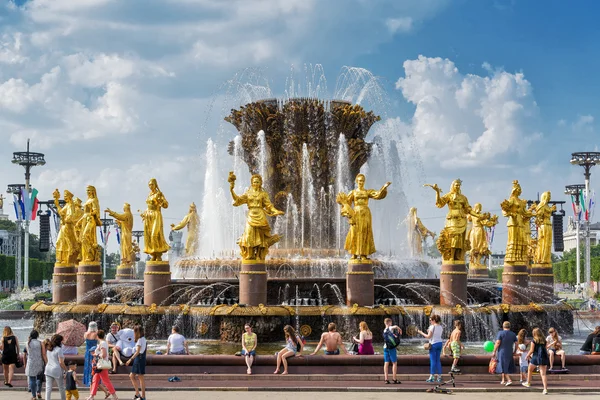 The Peoples Friendship Fountain in All-Russia Exhibition Centre, Russia — Stock Photo, Image