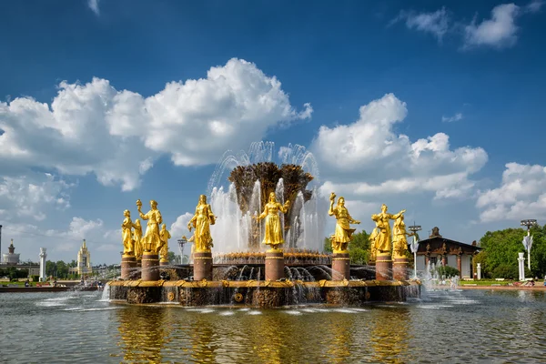 Der Brunnen der Völkerfreundschaft im Ausstellungszentrum Allrussland, Moskau — Stockfoto