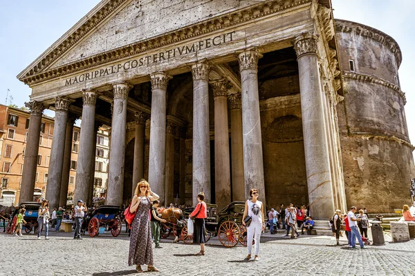 Turistas visitan el Panteón en Roma — Foto de Stock
