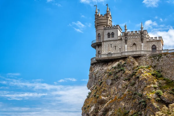 Den berömda slottet Svälj boet på rock på Krim — Stockfoto
