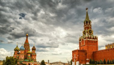 Moskova Kızıl Meydan üzerinde dramatik gökyüzü