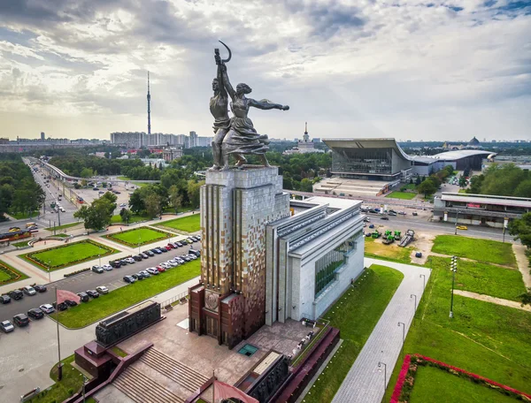 Famoso monumento soviético Obrero y mujer Koljóz, Moscú —  Fotos de Stock