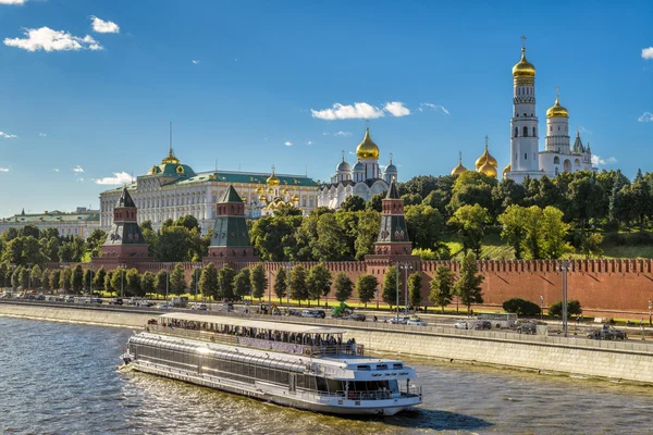 Туристическая лодка проплывает мимо Московского Кремля — стоковое фото