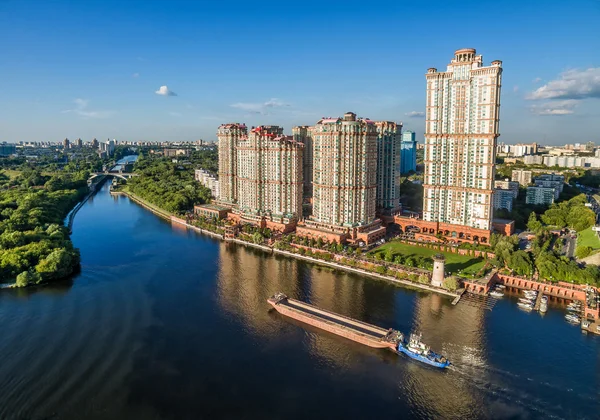 Moskova Nehri üzerinde gökdelenler ile Moskova havadan görünümü — Stok fotoğraf