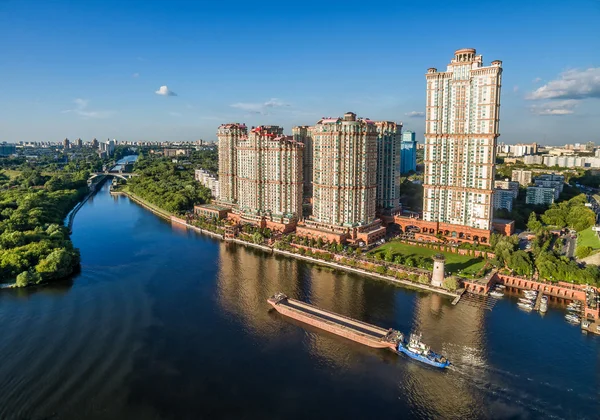 Luchtfoto van Moskou met wolkenkrabbers over de rivier Moskva — Stockfoto